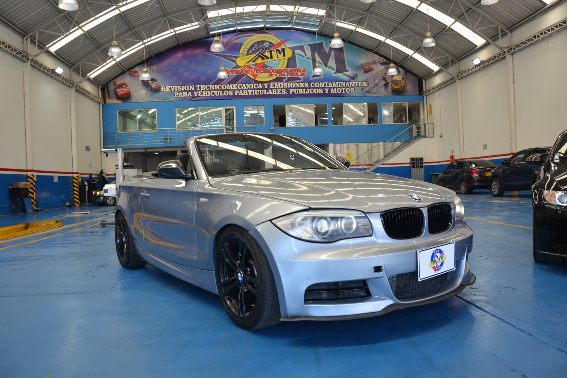 Convertible gris en la nave de inspección de Revisión Técnico Mecánica y CÍA S.A.S