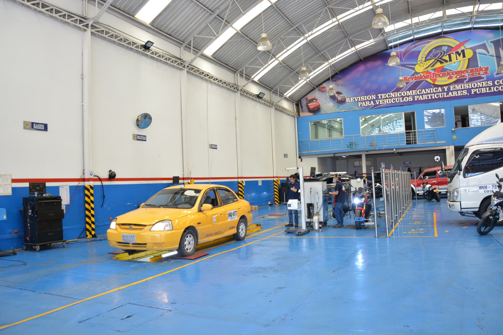 Taxi en la línea de frenos y suspensión de Revisión Técnico Mecánica y CÍA S.A.S