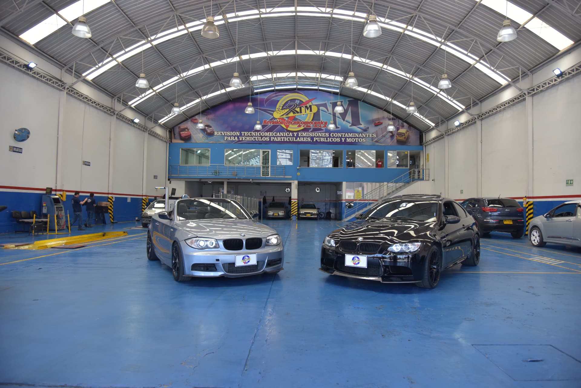 Vehículos deportivos dentro de la nave de inspección de Revisión Técnico Mecánica y CÍA S.A.S