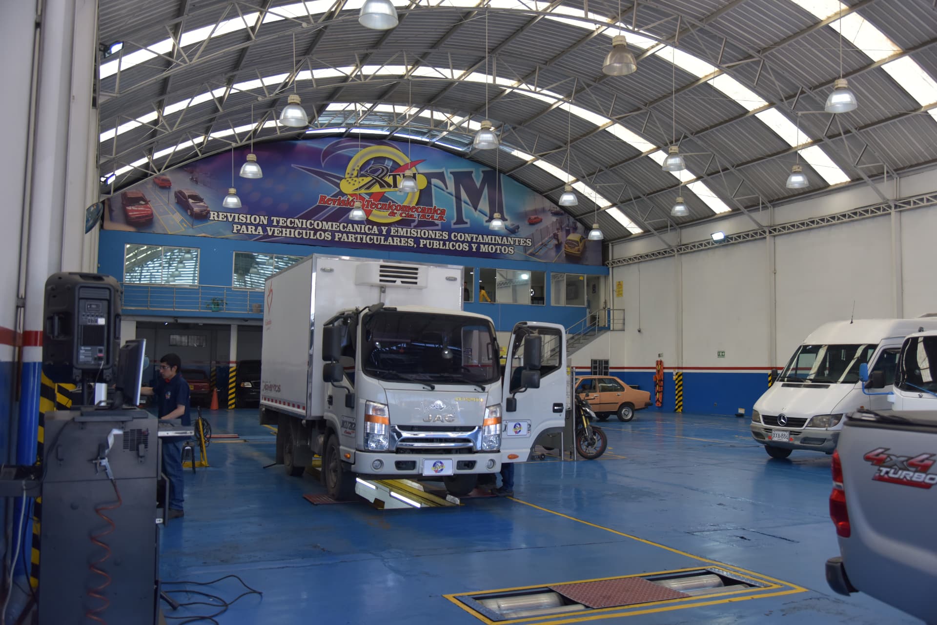 Inspección de vehículo de carga en Revisión Técnico Mecánica y CÍA S.A.S